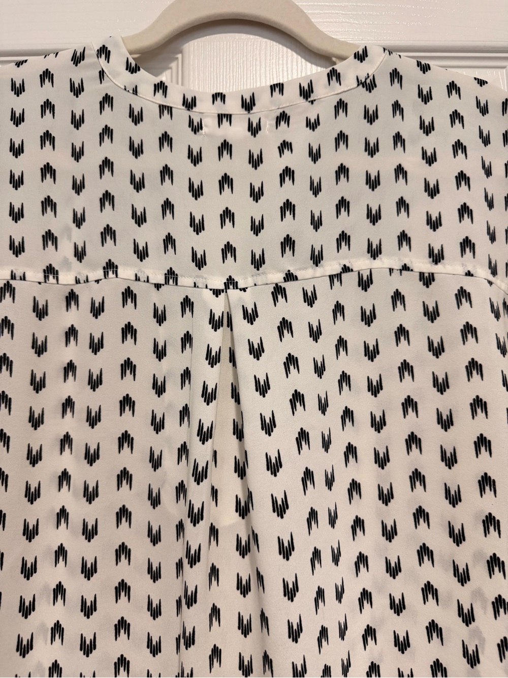 Maurices White & Black Printed Zip Front Blouse – Size Small - Picture 6 of 6